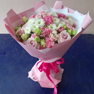 ช่อกุหลาบชมพูคาร์เนชั่นเบญจมาศขาว