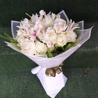 ช่อกุหลาบขาวลิลลี่ชมพู