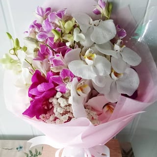 ช่อกล้วยไม้ขาวม่วง