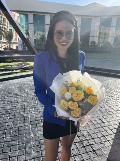 ลูกค้ากำลังรับช่อกุหลาบและยิปโซ สีเหลืองและขาว (สินค้าอื่น)
