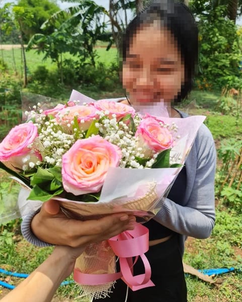 ลูกค้ากำลังรับช่อดอกไม้ที่คล้ายกัน มีกุหลาบชมพูและพีช ยิปโซขาว (สินค้าอื่น)