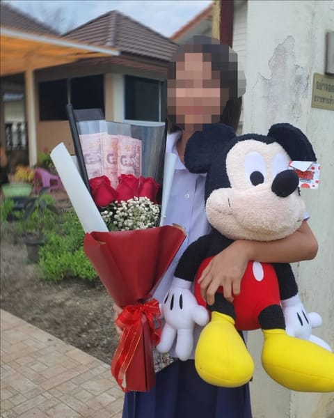 ลูกค้ากำลังรับช่อดอกไม้ที่คล้ายกัน มีกุหลาบแดง ยิปโซขาว พร้อมธนบัตร และตุ๊กตา (สินค้าอื่น)