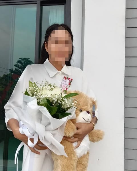 ลูกค้ากำลังรับช่อดอกไม้ที่คล้ายกัน มีกุหลาบขาว ยิปโซขาว พร้อมตุ๊กตาหมี (สินค้าอื่น)