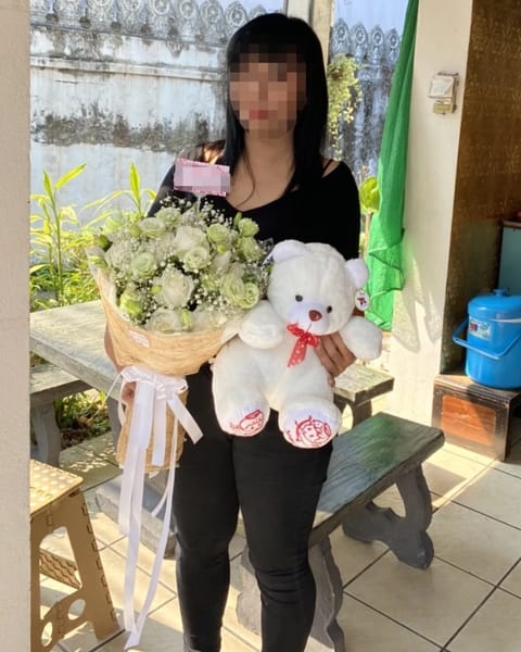 ลูกค้ากำลังรับช่อดอกไม้ที่คล้ายกัน มีกุหลาบขาวและเขียว ยิปโซขาว พร้อมตุ๊กตาหมี (สินค้าอื่น)