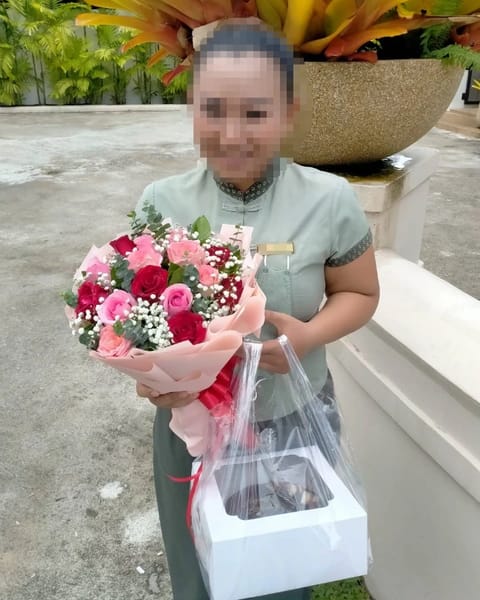 ลูกค้ากำลังรับช่อดอกไม้ที่คล้ายกัน มีกุหลาบหลายสี ยิปโซขาว ใบยูคาลิปตัส พร้อมเค้ก (สินค้าอื่น)