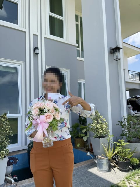 ลูกค้ากำลังรับแจกันดอกไม้ที่คล้ายกัน มีกุหลาบพีช ยิปโซขาว (สินค้าอื่น)