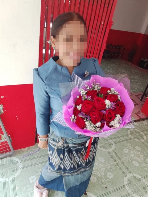 ลูกค้ากำลังรับช่อดอกไม้ที่คล้ายกัน มีกุหลาบแดง เดซี่ขาว สแตติสม่วง (สินค้าอื่น)