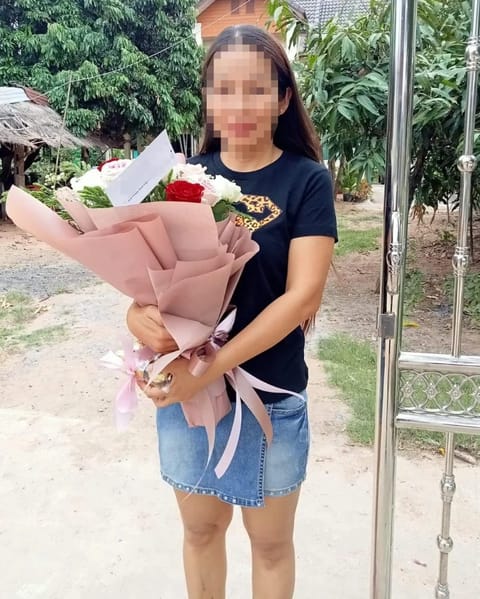 ลูกค้ากำลังรับช่อดอกไม้ที่คล้ายกัน มีกุหลาบแดงและขาว กุหลาบชมพู (สินค้าอื่น)