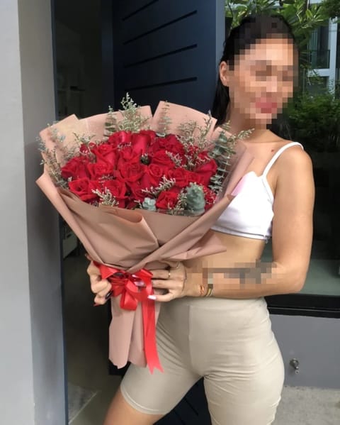 ลูกค้ากำลังรับช่อดอกไม้ที่คล้ายกัน มีกุหลาบแดง สแตติสม่วงอ่อน ใบยูคาลิปตัส (สินค้าอื่น)