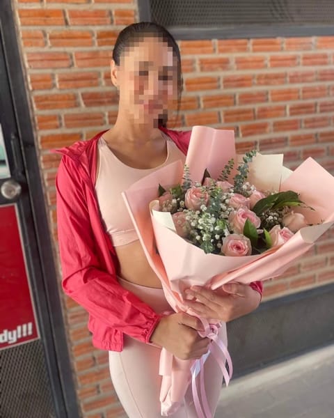 ลูกค้ากำลังรับช่อดอกไม้ที่คล้ายกัน มีกุหลาบชมพู ยิปโซขาว ใบยูคาลิปตัส (สินค้าอื่น)