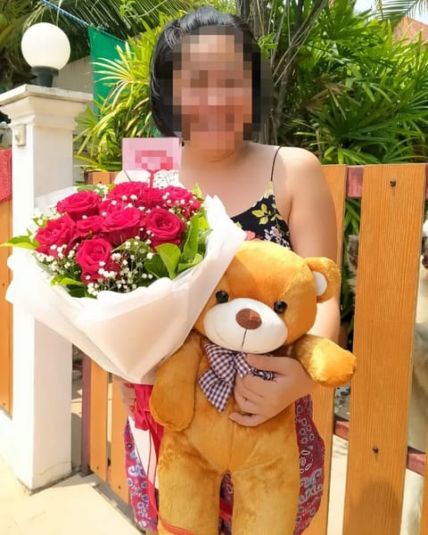 ลูกค้ากำลังรับช่อดอกไม้ที่คล้ายกัน มีกุหลาบแดง ยิปโซขาว พร้อมตุ๊กตาหมี (สินค้าอื่น)