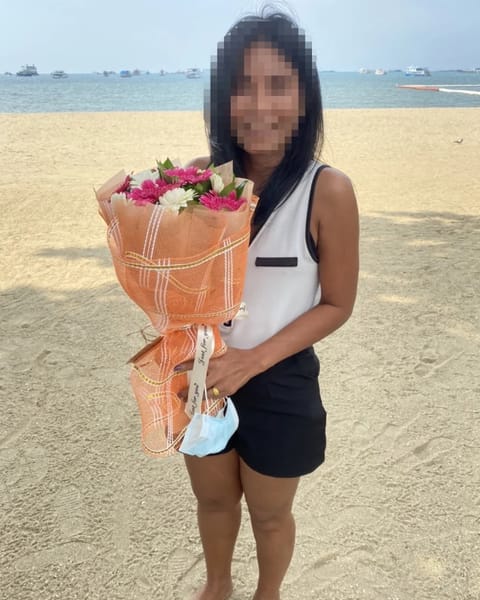 ลูกค้ากำลังรับช่อดอกไม้ที่คล้ายกัน มีเยอบีร่าชมพูเข้มและขาว (สินค้าอื่น)