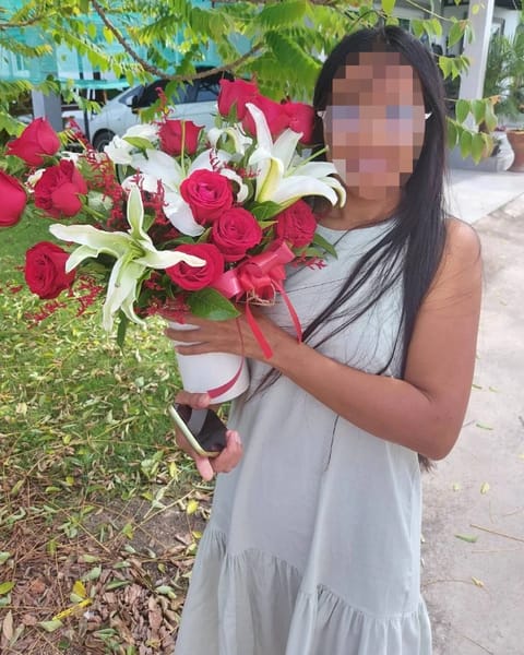 ลูกค้ากำลังรับแจกันดอกไม้ที่คล้ายกัน มีกุหลาบแดง ลิลลี่ขาว ดอกไม้สีแดง (สินค้าอื่น)