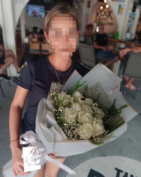 ลูกค้ากำลังรับช่อดอกไม้ที่คล้ายกัน มีกุหลาบขาว (สินค้าอื่น)