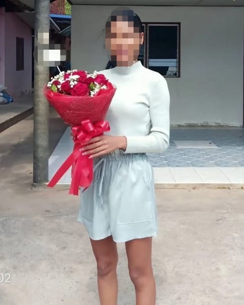 ลูกค้ากำลังรับช่อดอกไม้ที่คล้ายกัน มีกุหลาบแดง ยิปโซขาว (สินค้าอื่น)