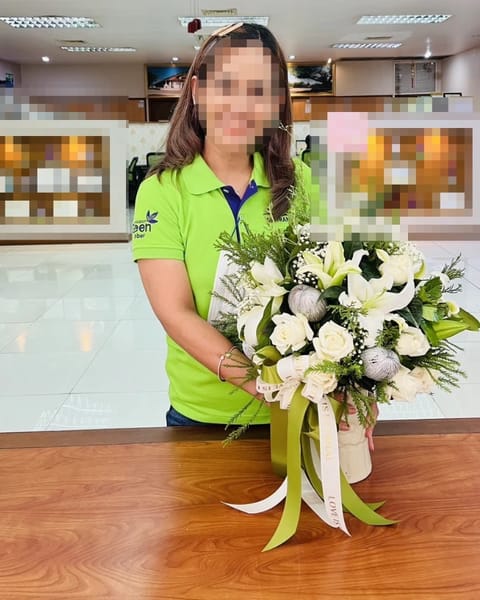 ลูกค้ากำลังรับแจกันดอกไม้ที่คล้ายกัน มีกุหลาบขาว ลิลลี่ขาว ยิปโซขาว (สินค้าอื่น)