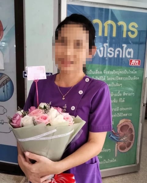ลูกค้ากำลังรับช่อดอกไม้ที่คล้ายกัน มีกุหลาบชมพูและขาว สแตติสม่วงอ่อน (สินค้าอื่น)