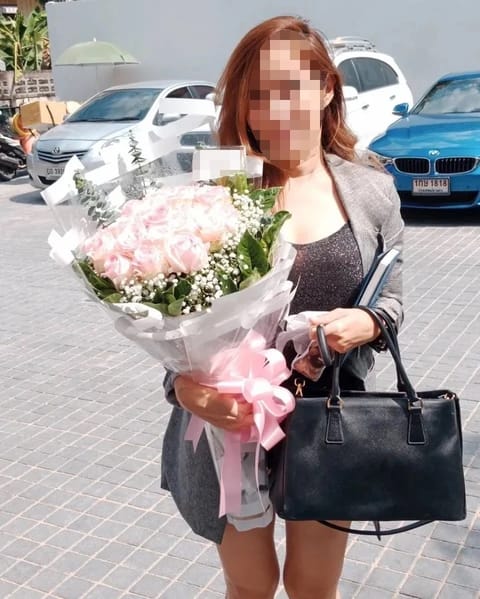 ลูกค้ากำลังรับช่อดอกไม้ที่คล้ายกัน มีกุหลาบชมพู ยิปโซขาว ใบยูคาลิปตัส (สินค้าอื่น)