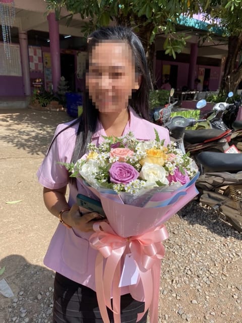 ลูกค้ากำลังรับช่อดอกไม้ที่คล้ายกัน มีกุหลาบหลายสี เดซี่ขาว (สินค้าอื่น)