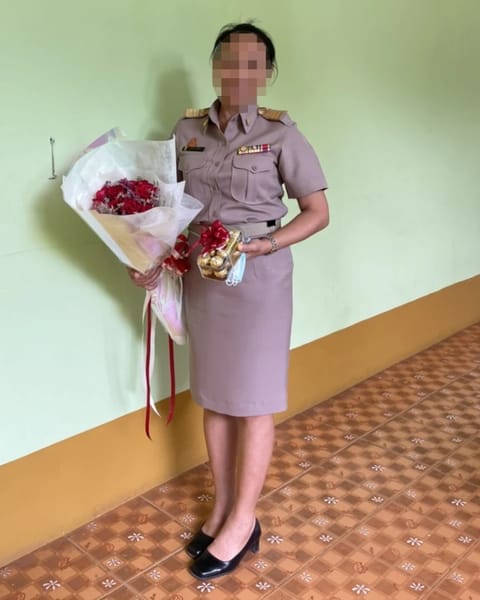 ลูกค้ากำลังรับช่อดอกไม้ที่คล้ายกัน มีกุหลาบแดง สแตติสม่วง พร้อมช็อกโกแลต (สินค้าอื่น)