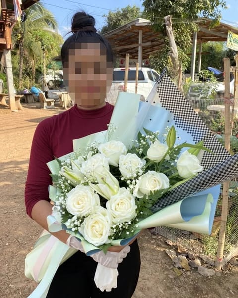 ลูกค้ากำลังรับช่อดอกไม้ที่คล้ายกัน มีกุหลาบขาว ลิลลี่ขาว (สินค้าอื่น)