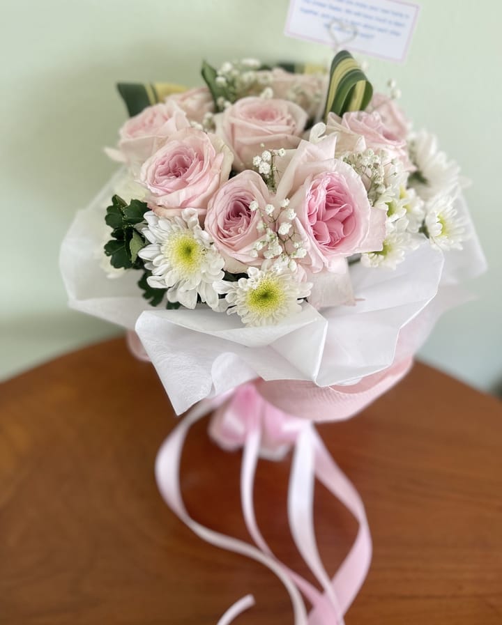 ช่อกุหลาบชมพูกับเบญจมาศขาว