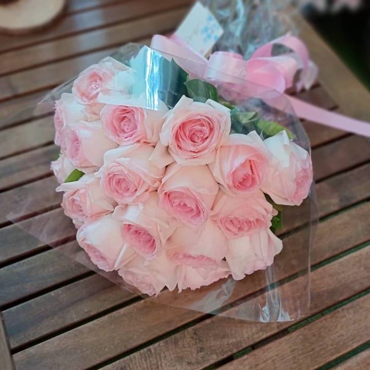 ช่อกุหลาบชมพูอ่อนยี่สิบดอก