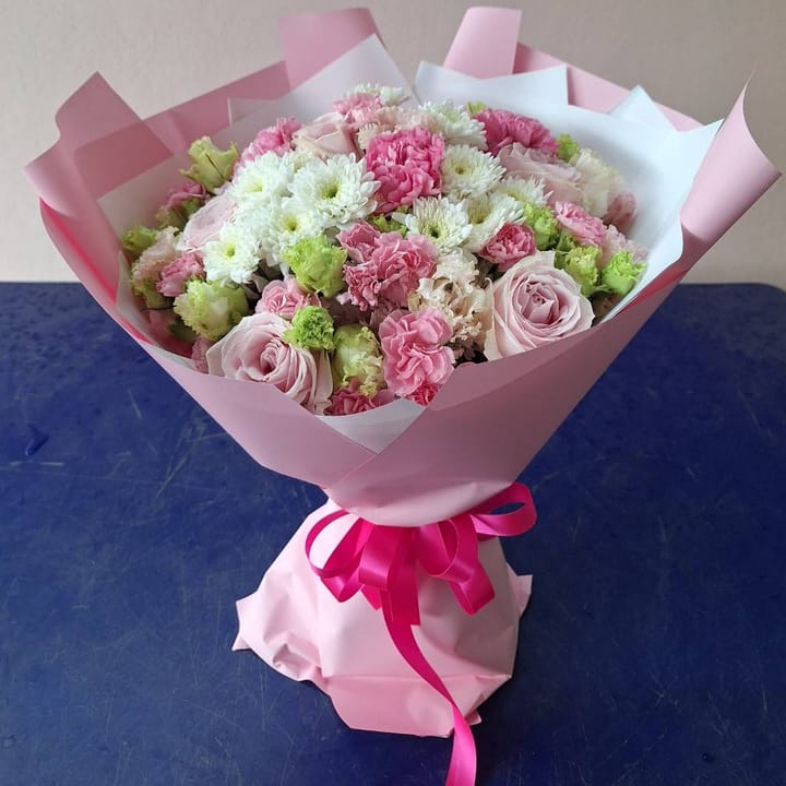 ช่อกุหลาบชมพูคาร์เนชั่นเบญจมาศขาว