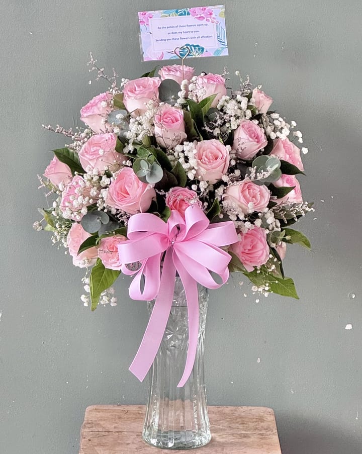 ช่อกุหลาบชมพูสิบแปดดอก