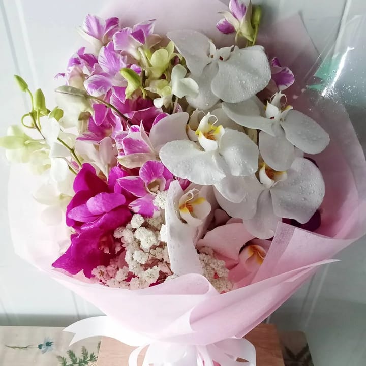 ช่อกล้วยไม้ขาวม่วง