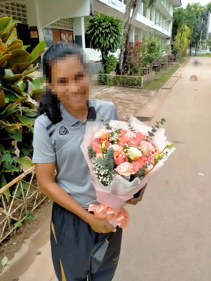 ลูกค้ากำลังรับช่อดอกไม้ที่คล้ายกัน มีกุหลาบพีชและชมพู คาร์เนชั่นพีชและครีม ลิเซียนทัสพีช ยิปโซขาว (สินค้าอื่น)