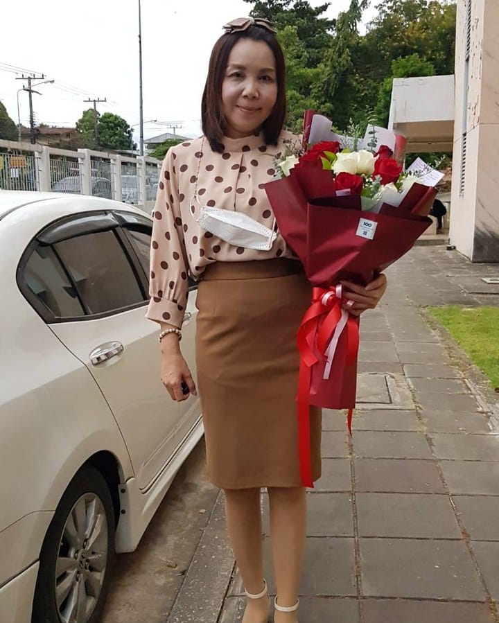 ลูกค้ากำลังรับช่อกุหลาบแดงและขาว (สินค้าอื่น)