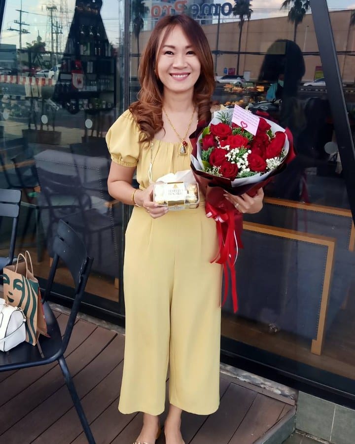 ลูกค้ากำลังรับช่อกุหลาบและยิปโซ สีแดงและขาว (สินค้าอื่น)