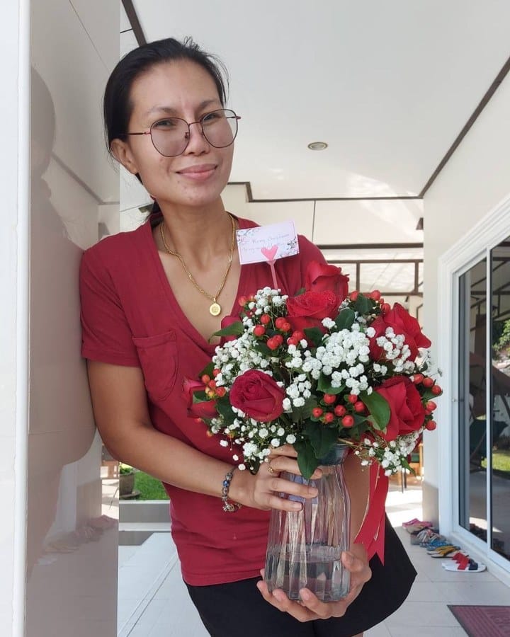 ลูกค้ากำลังรับช่อกุหลาบ ยิปโซ และไฮเปอริคัม สีแดงและขาว (สินค้าอื่น)