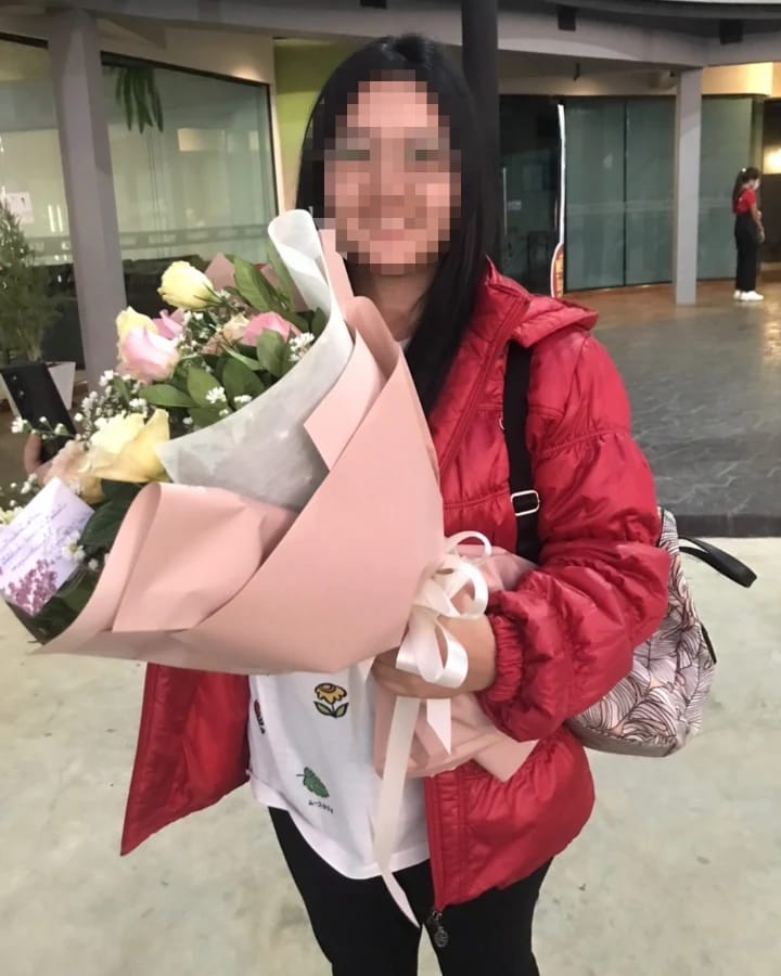 ลูกค้ากำลังรับช่อดอกไม้ที่คล้ายกัน มีกุหลาบเหลืองและชมพู ยิปโซขาว (สินค้าอื่น)