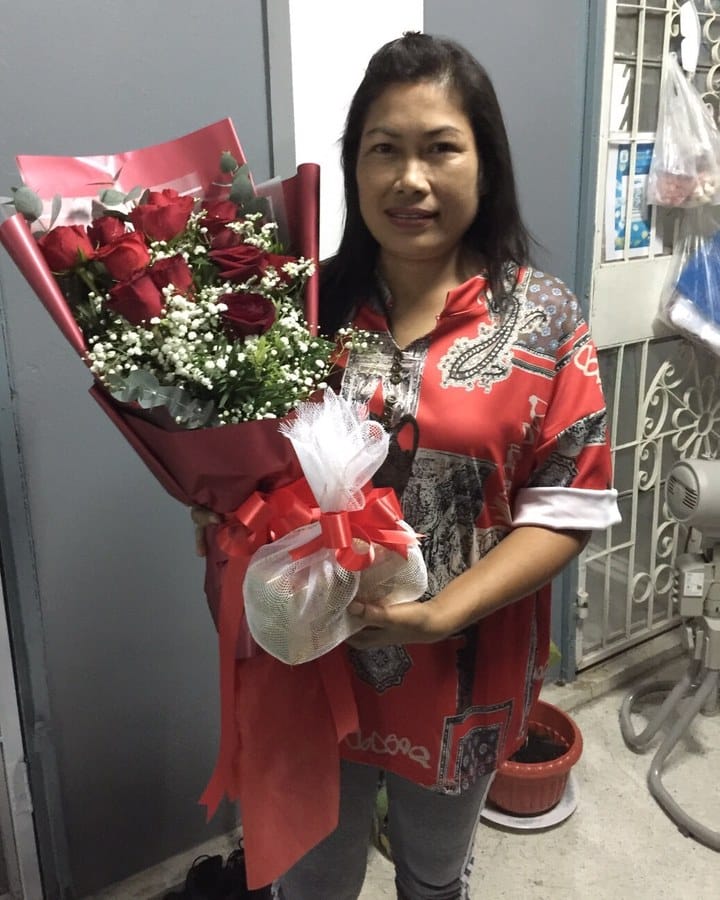ลูกค้ากำลังรับช่อกุหลาบและยิปโซ สีแดงและขาว (สินค้าอื่น)