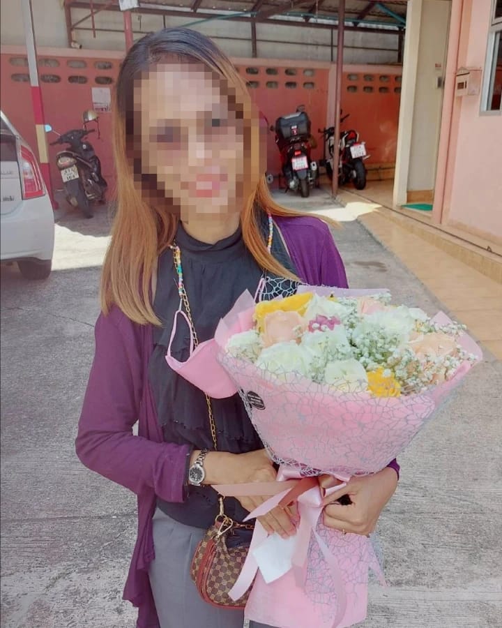 ลูกค้ากำลังรับช่อดอกไม้ที่คล้ายกัน มีกุหลาบหลายสี ยิปโซขาว ดอกไม้สีชมพู (สินค้าอื่น)