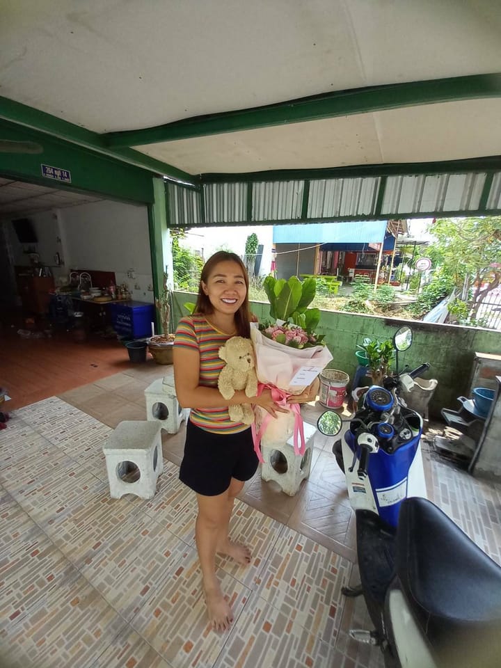 ลูกค้ากำลังรับช่อกุหลาบและคาร์เนชั่น สีชมพู ขาว และแดง (สินค้าอื่น)