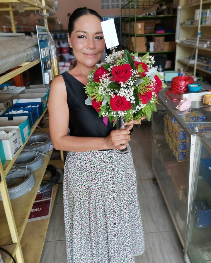 ลูกค้ากำลังรับช่อกุหลาบและยิปโซ สีแดงและขาว (สินค้าอื่น)