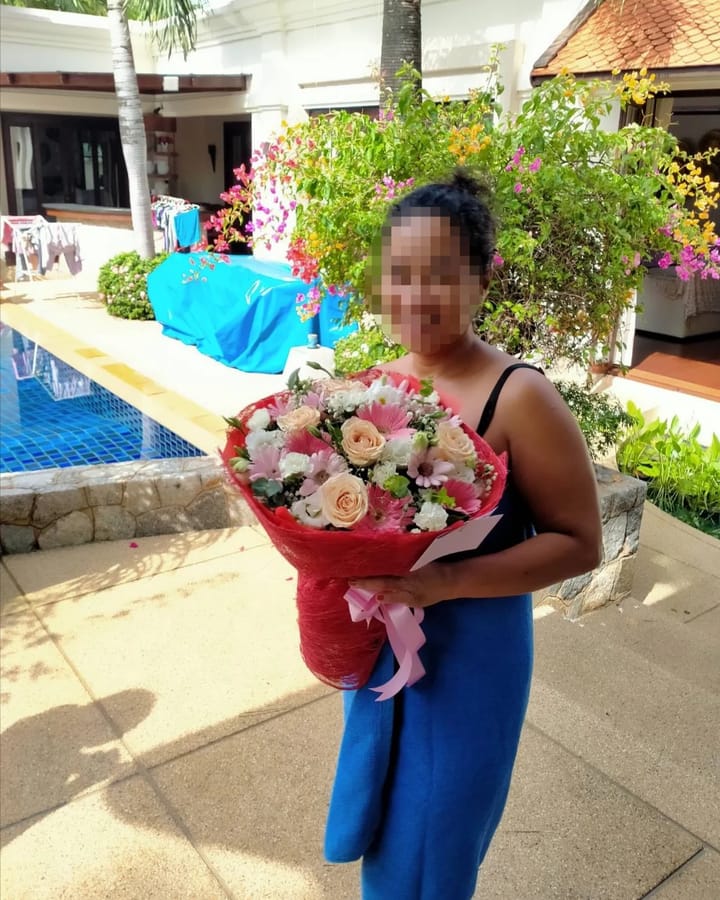ลูกค้ากำลังรับช่อดอกไม้ที่คล้ายกัน มีเยอบีร่าชมพู กุหลาบพีช คาร์เนชั่นขาว ลิเซียนทัสขาว (สินค้าอื่น)