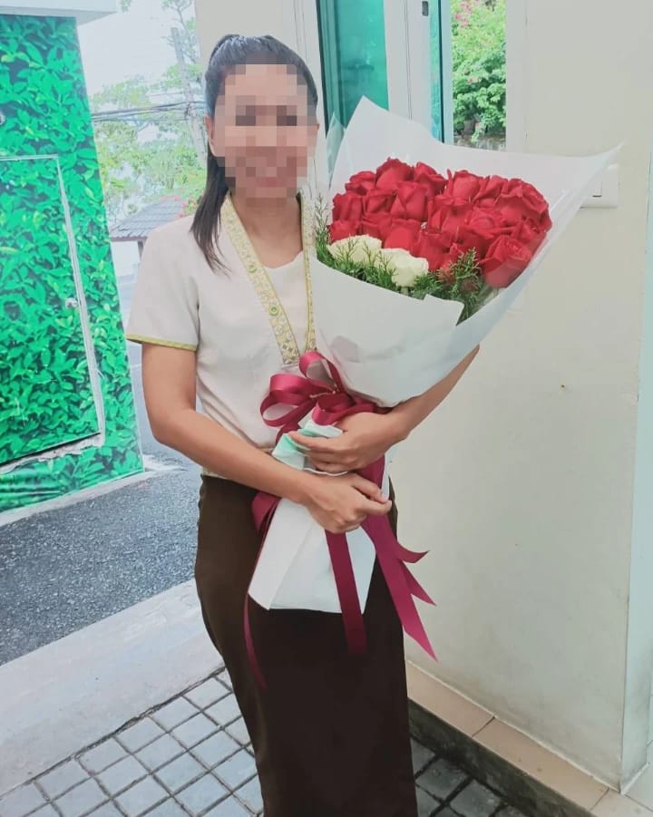 ลูกค้ากำลังรับช่อดอกไม้ที่คล้ายกัน มีกุหลาบแดง กุหลาบขาว (สินค้าอื่น)