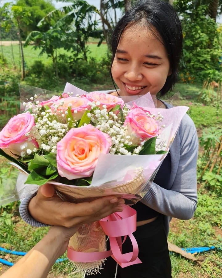 ลูกค้ากำลังรับช่อกุหลาบและยิปโซ สีชมพู พีช และขาว (สินค้าอื่น)