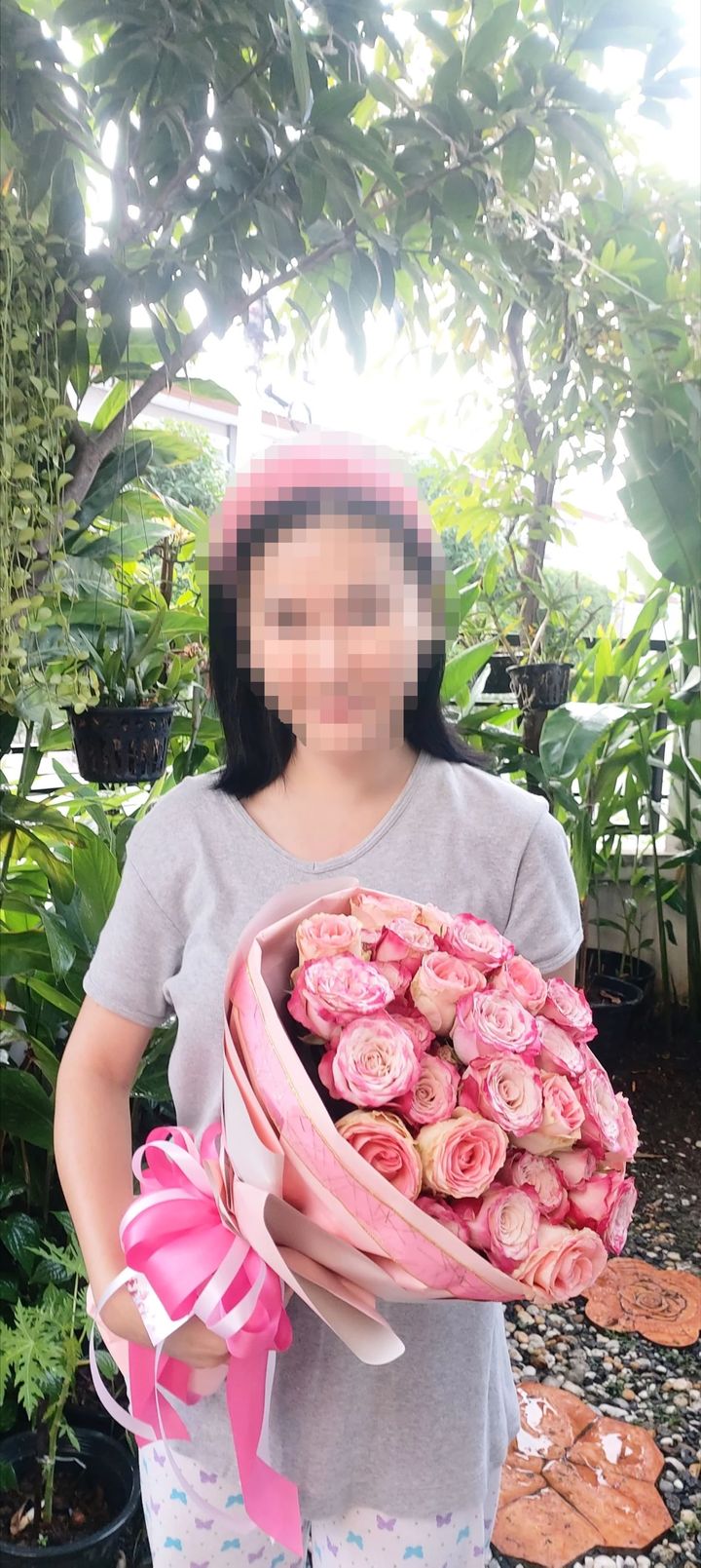 ลูกค้ากำลังรับช่อดอกไม้ที่คล้ายกัน มีกุหลาบชมพู (สินค้าอื่น)