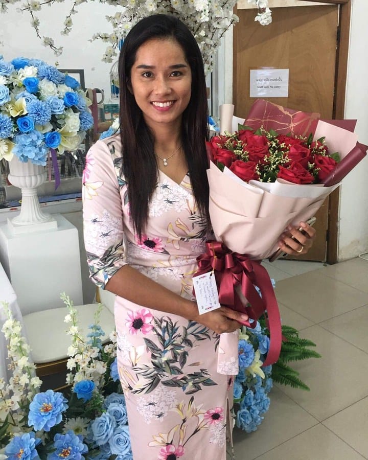 ลูกค้ากำลังรับช่อกุหลาบแดง (สินค้าอื่น)