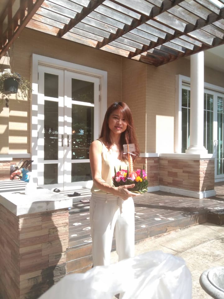 ลูกค้ากำลังรับช่อกุหลาบและกล้วยไม้ สีชมพู เหลือง และม่วง (สินค้าอื่น)