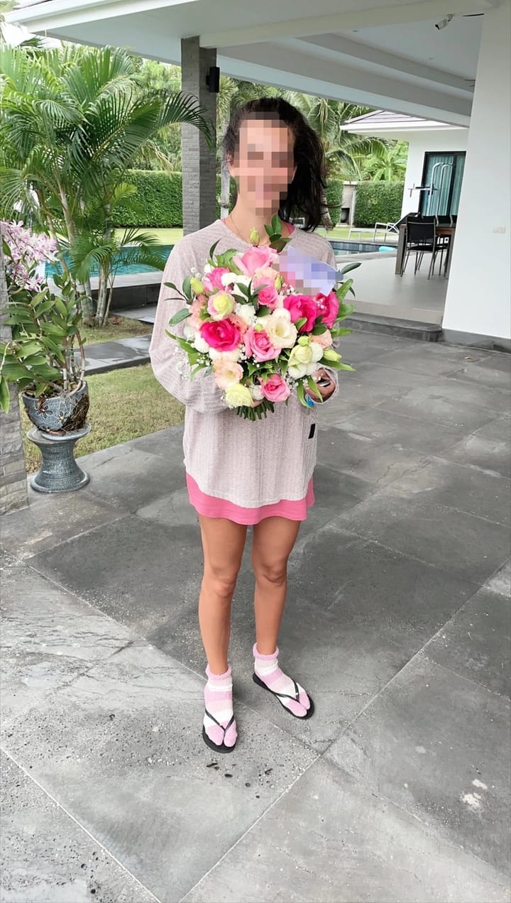 ลูกค้ากำลังรับช่อดอกไม้ที่คล้ายกัน มีกุหลาบชมพู ลิเซียนทัสขาวและพีช เบญจมาศขาว ยิปโซขาว (สินค้าอื่น)