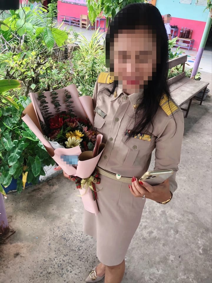 ลูกค้ากำลังรับช่อดอกไม้ที่คล้ายกัน มีเยอบีร่าหลายสี ใบยูคาลิปตัส สแตติสม่วงอ่อน (สินค้าอื่น)