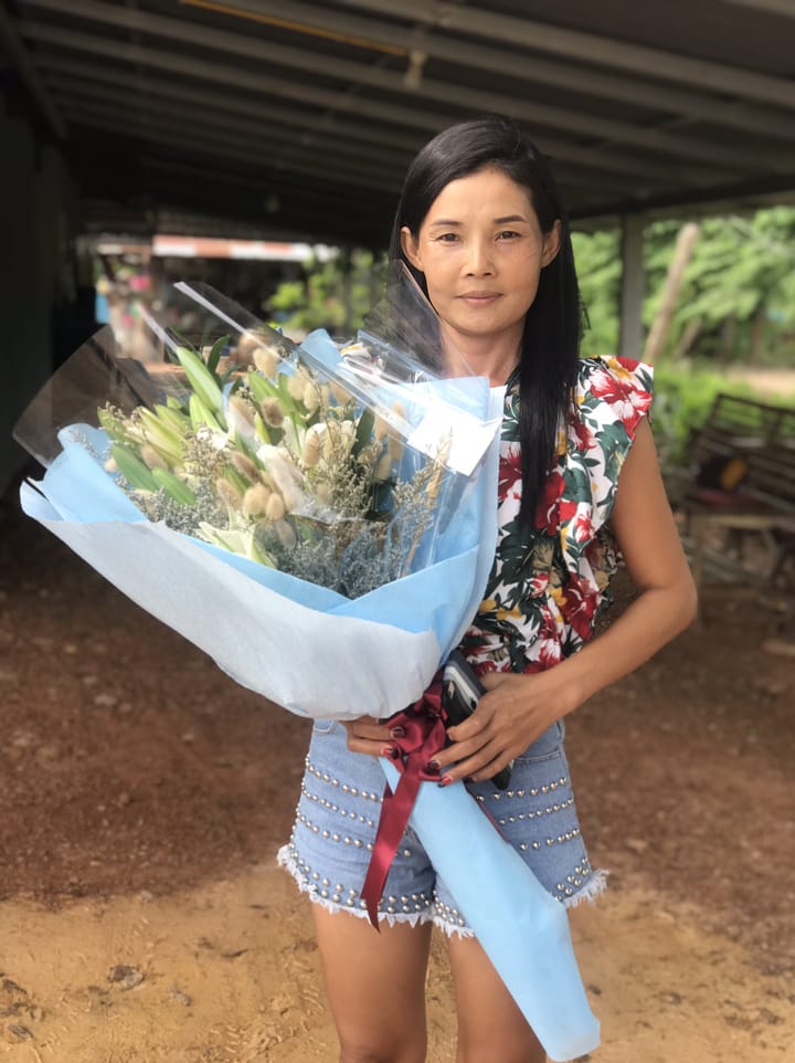 ลูกค้ากำลังรับช่อลิลลี่และยิปโซ สีขาวและฟ้า (สินค้าอื่น)
