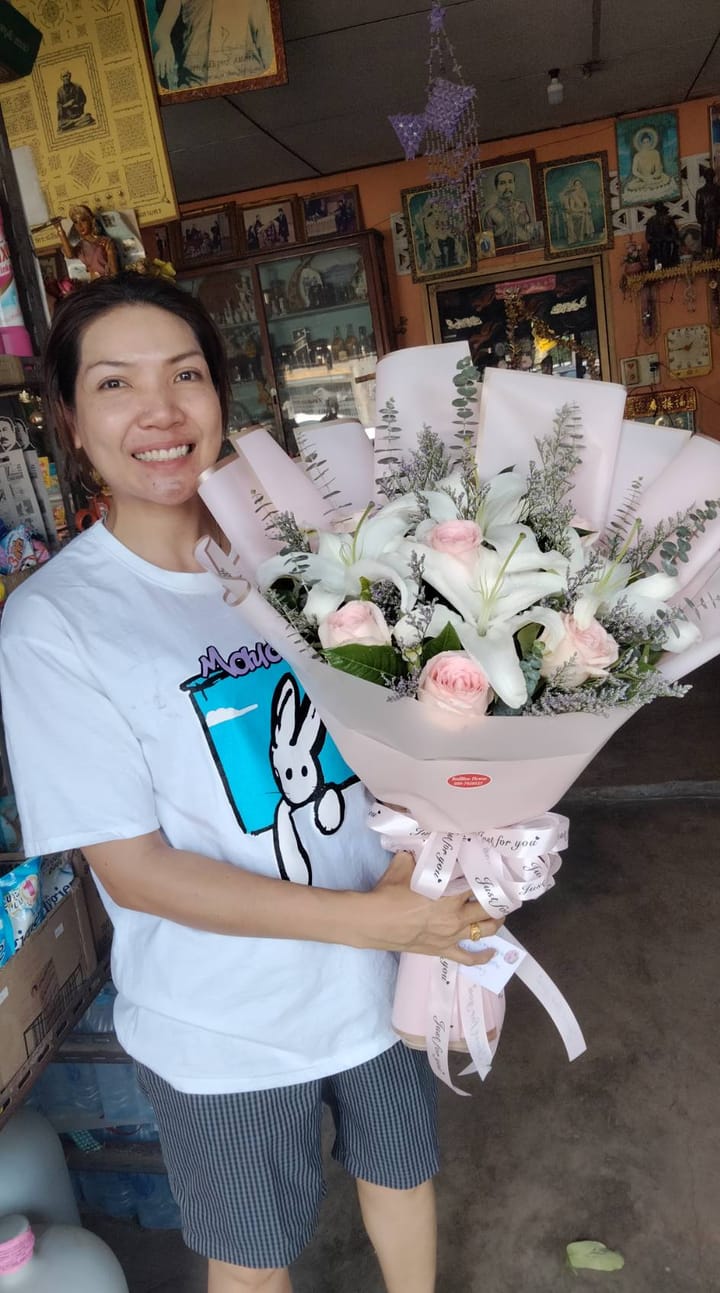 ลูกค้ากำลังรับช่อลิลลี่และกุหลาบ สีขาวและชมพู (สินค้าอื่น)