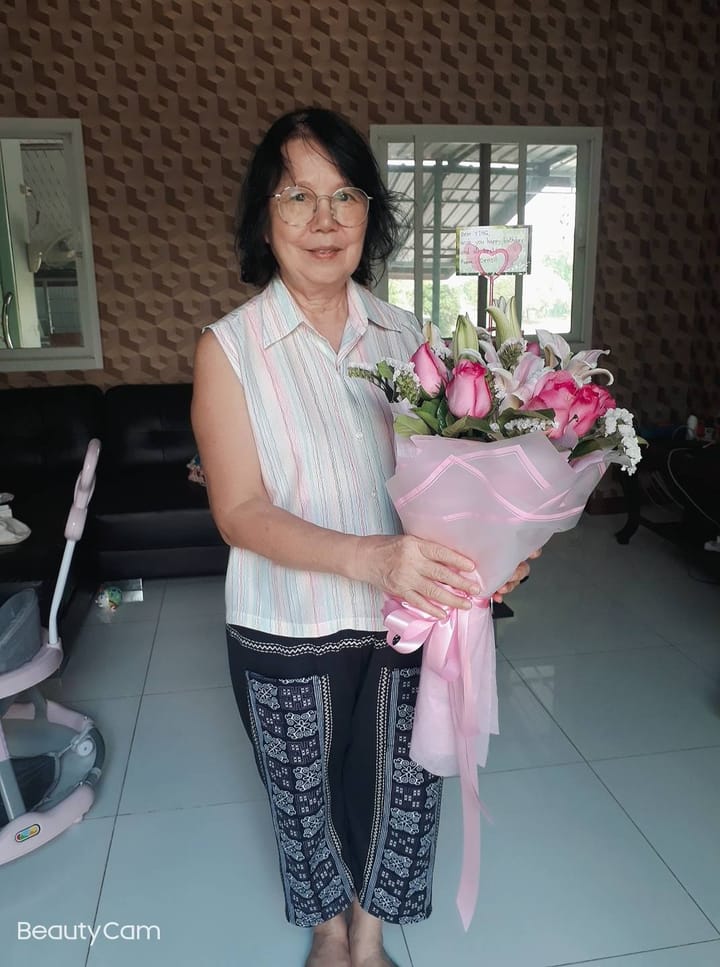 ลูกค้ากำลังรับช่อกุหลาบและลิลลี่ สีชมพูและขาว (สินค้าอื่น)